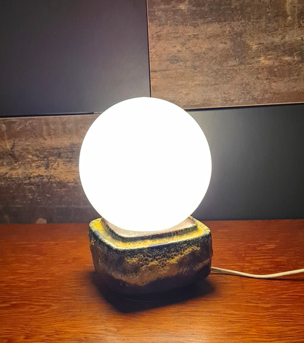 Tischlampe mit weißem